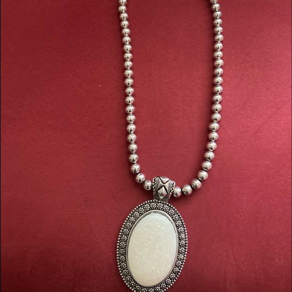 Pearl necklace and earrings set - Picture 3 of 7